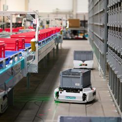 Robots van Exotec verwerken eerste bestellingen bij Auchan Luxembourg