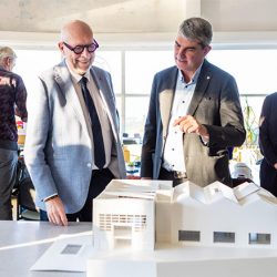 Gedeputeerde Luk Lemmens en schepen Johan Klaps bij de maquette van Havenwereld