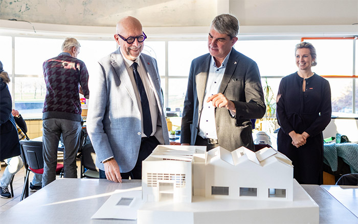 Gedeputeerde Luk Lemmens en schepen Johan Klaps bij de maquette van Havenwereld